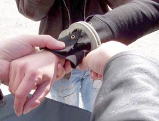 A furat dintr-o vilă sperând că nu o să fie prins